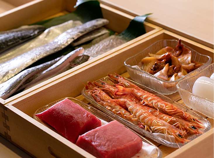 木箱に入った鮨のネタ