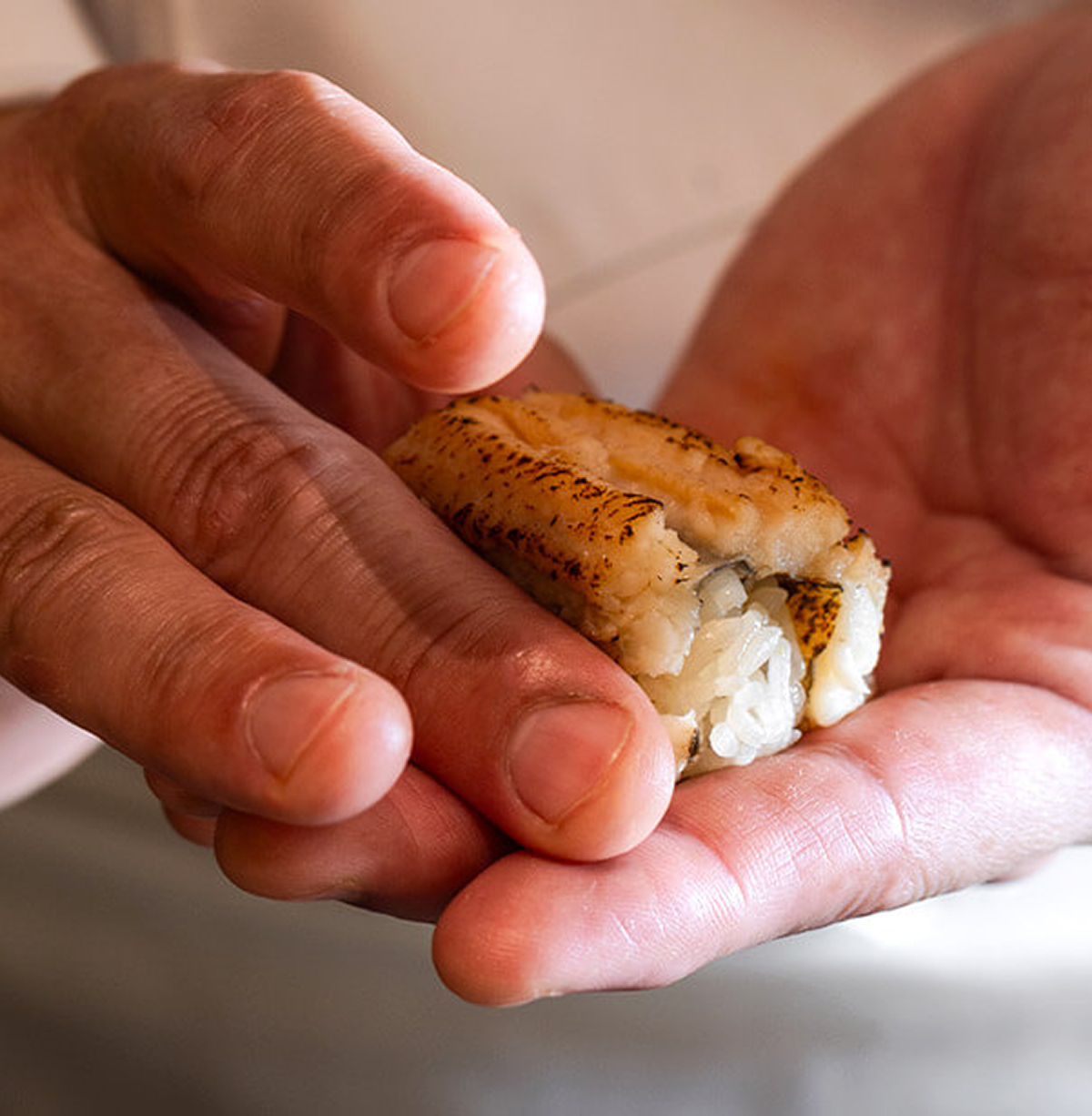 握っている写真